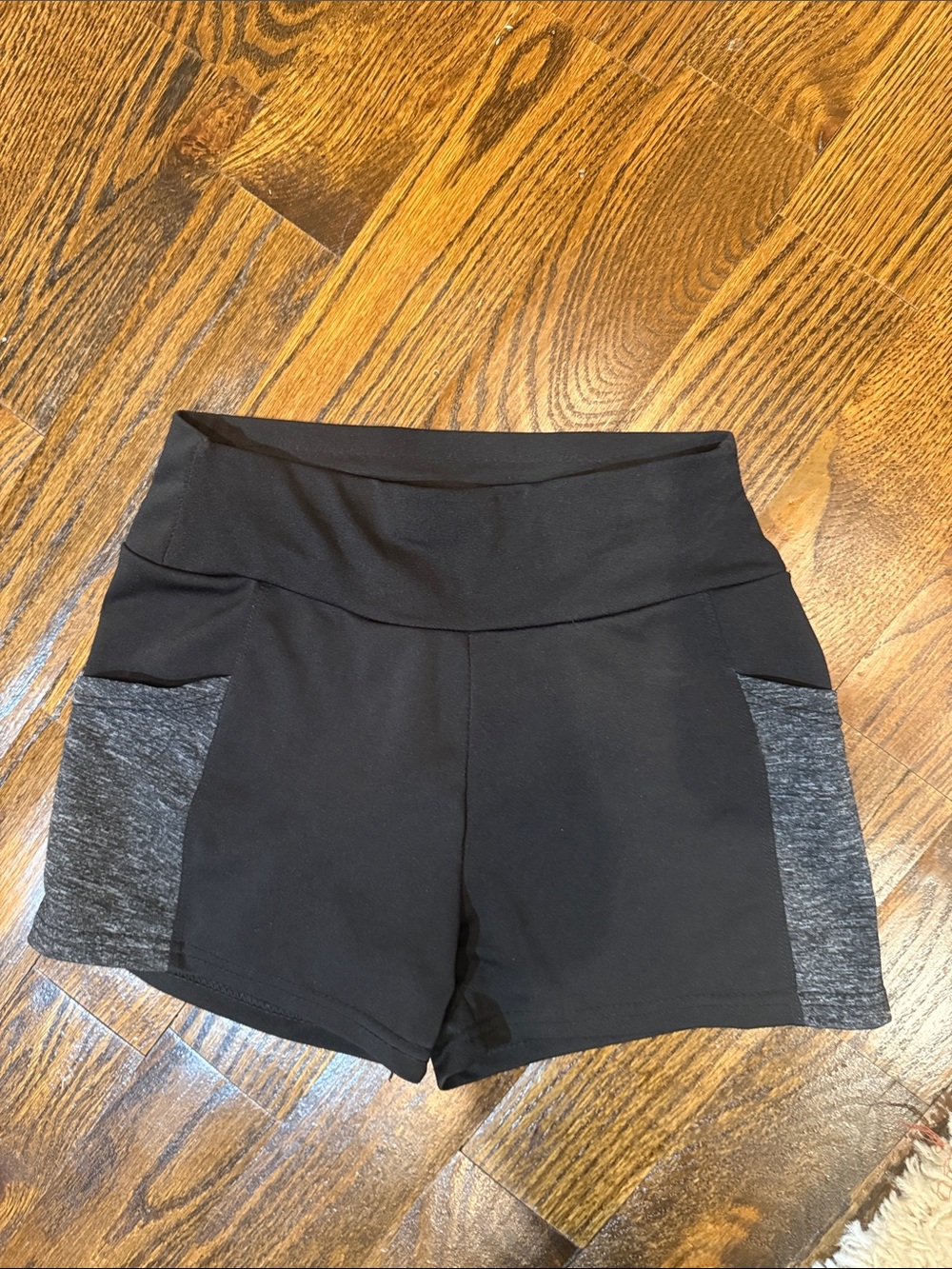 High-Waist Black Athletic Shorts with Gray Side Pocket